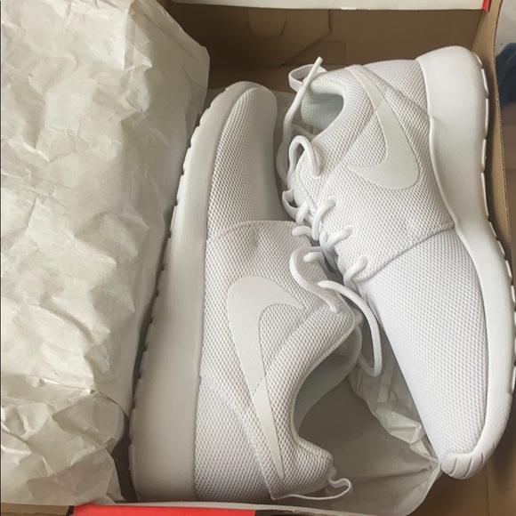 Nike Shoes - Nike Roshe One